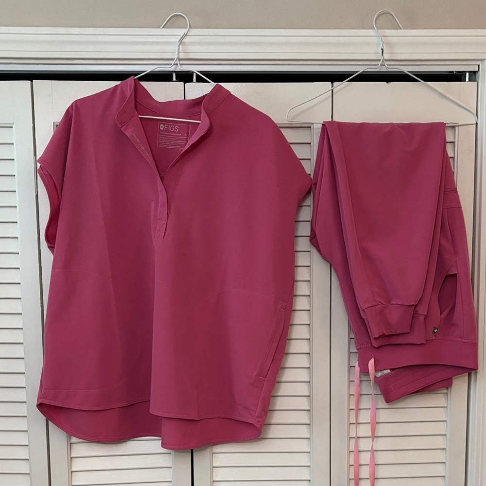 Figs Women's Pink Scrub Set